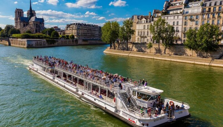 Bateau mouche sur la Seine à Paris