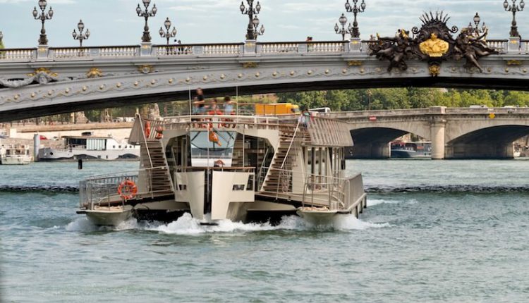 Les bateaux parisiens sous un pont