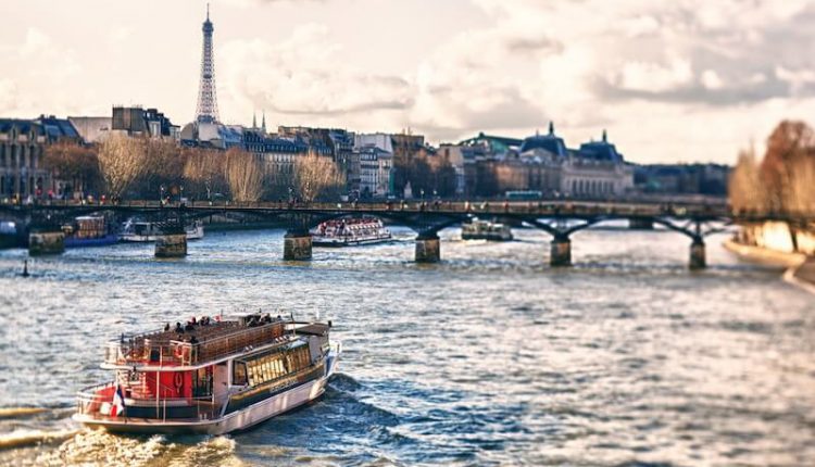 Bateau des Vedettes de Paris sur la Seine