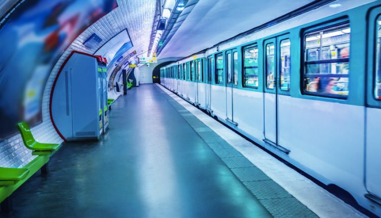 Photo d'un quai d'une station avec métro